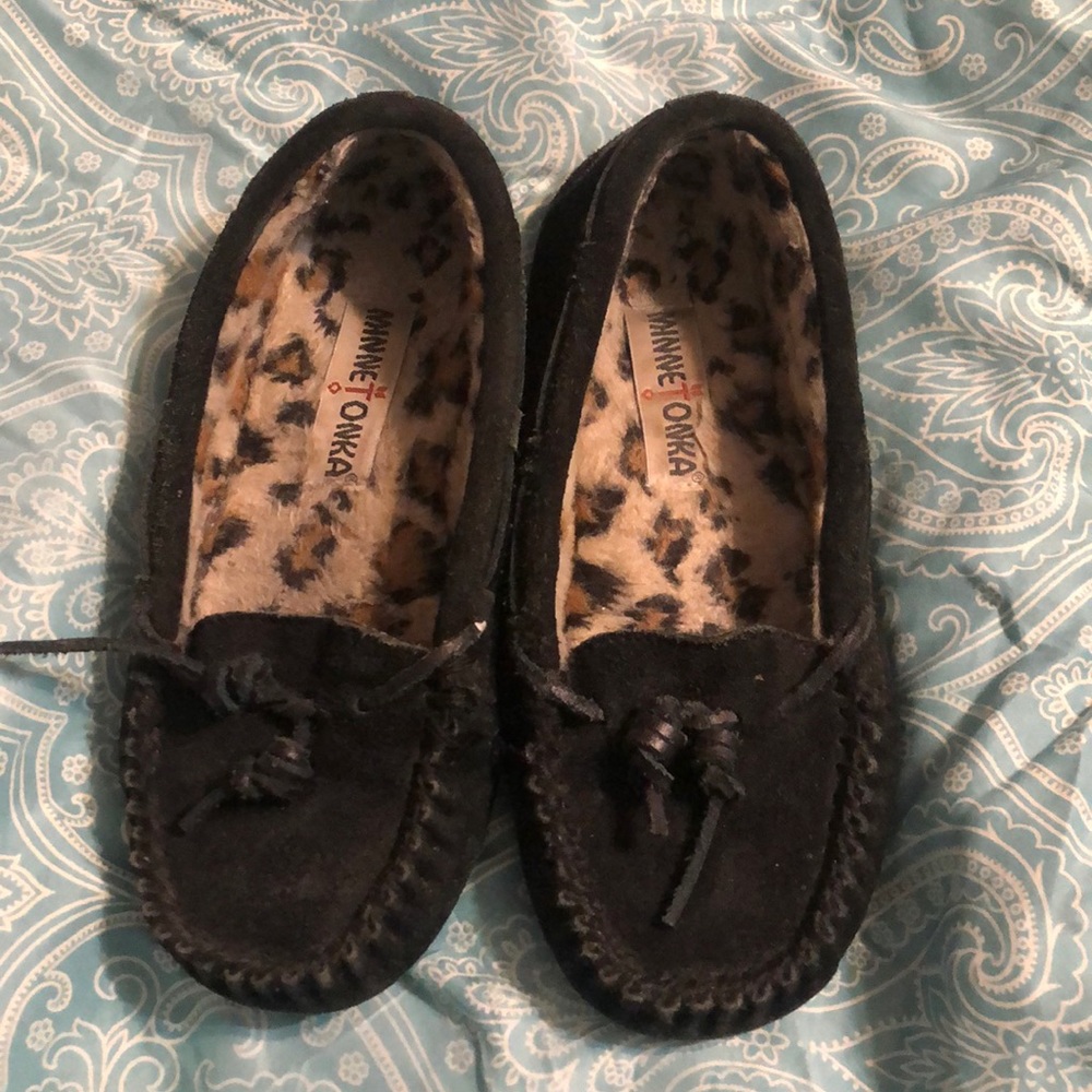 Minnetonka shoes size 5